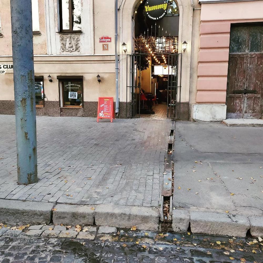 У Вінниці власник кафе організував витік помиїв на центральну вулицю міста