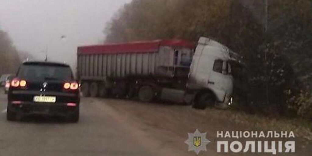 Один загиблий, четверо травмованих: біля Вінниці зіштовхнулись вантажівка та легковик