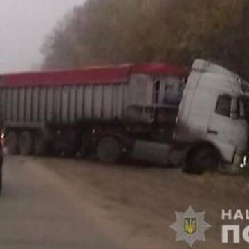 Один загиблий, четверо травмованих: біля Вінниці зіштовхнулись вантажівка та легковик