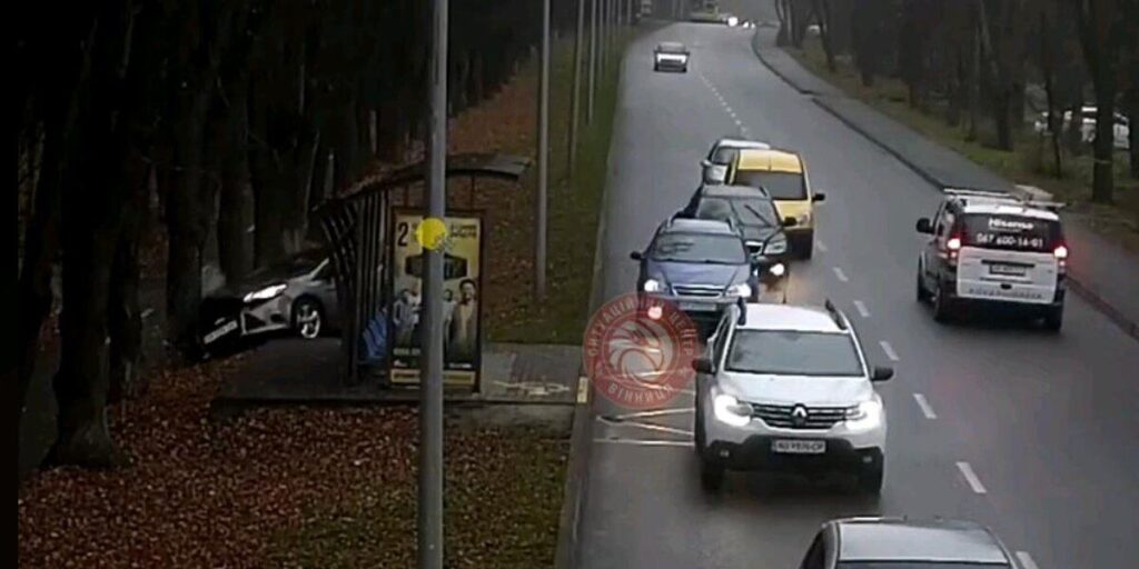 На вулиці Пирогова автомобіль «злетів» з дороги та в’їхав у дерево