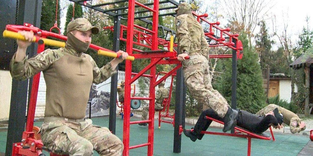 На базі вінницького КОРДу облаштували сучасний спортмайданчик для занять кросфітом
