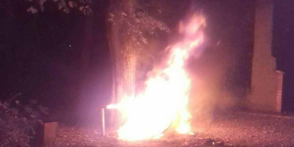У Гайсиньскому районі хулігани запалили покришки під пам’ятником