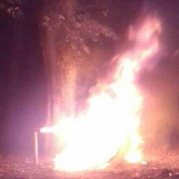 У Гайсиньскому районі хулігани запалили покришки під пам’ятником