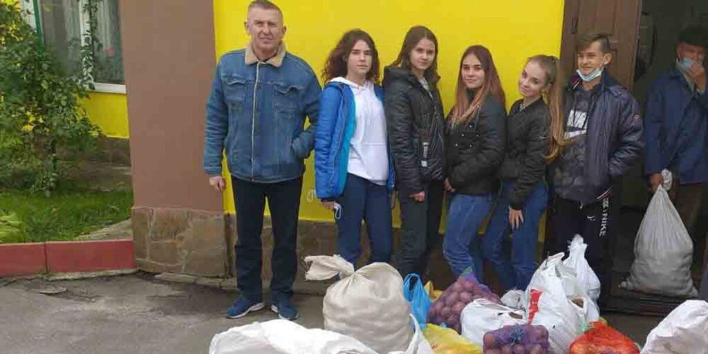 Калинівські школярі зібрали продукти для самотніх людей