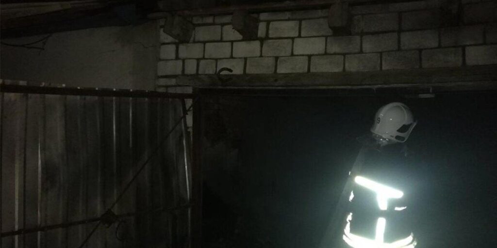 В Тростянецькому районі разом з гаражем загорівся автомобіль