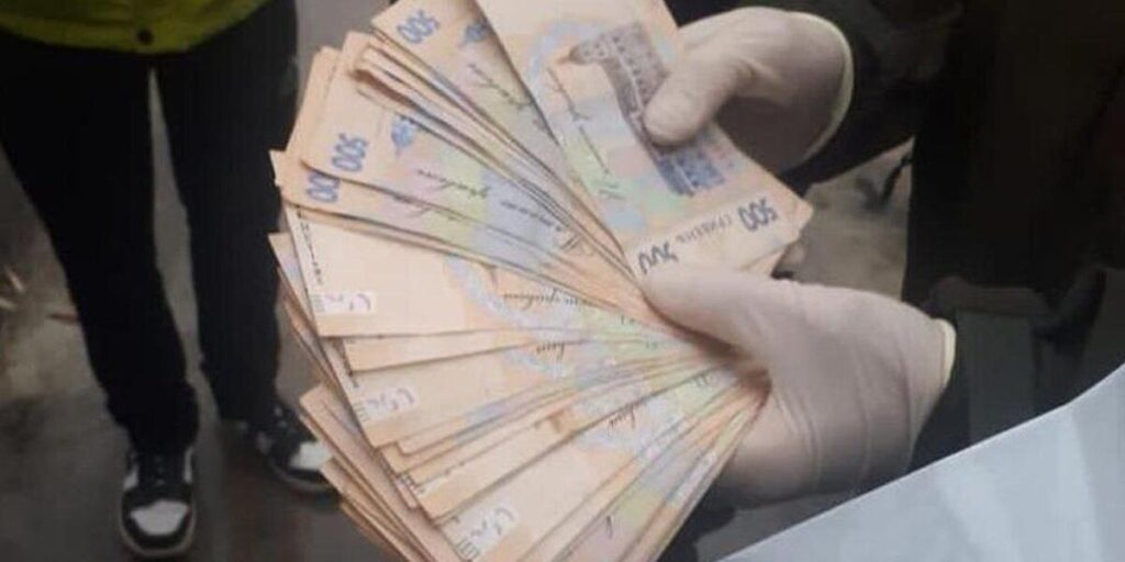 Співробітника Подільської митниці затримали під час отримання хабара