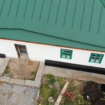 У хаті М. Коцюбинського вже збудовано фундамент для веранди, у коморі та сторожці – замінено покриття даху