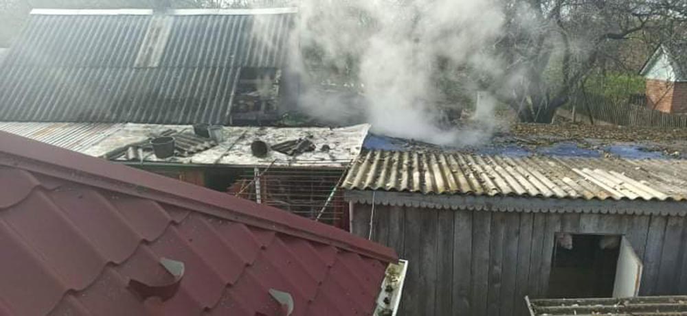 У неділю вінницькі вогнеборці двічі гасили пожежі в господарчих будівлях