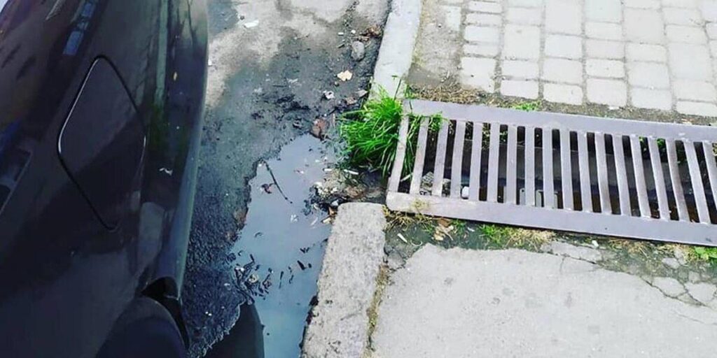 У Вінниці працівники магазину виливали відходи до липневої каналізації