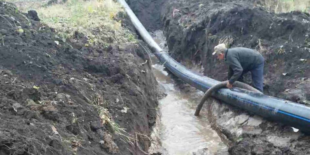 Комунальники замінили труби водогону за межами Калинівки