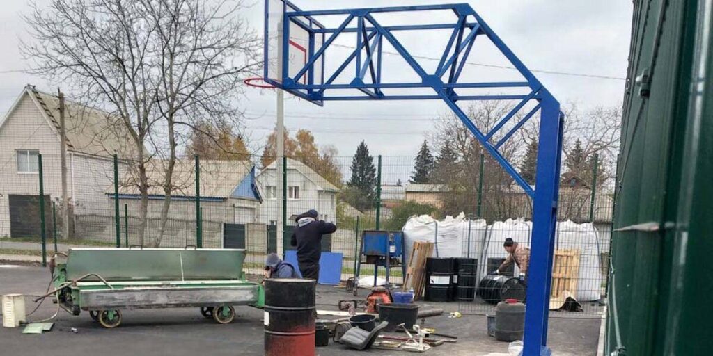 У Калинівці завершують облаштування баскетбольно-волейбольного майданчика