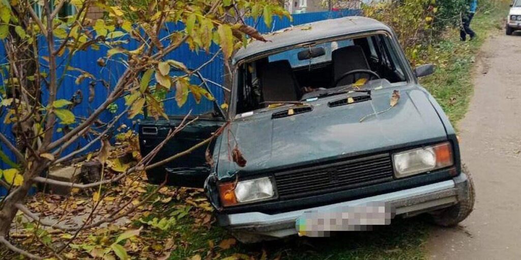 На Вінниччині нетверезий молодик на викраденому авто «зніс» паркан
