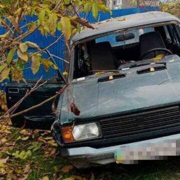 На Вінниччині нетверезий молодик на викраденому авто «зніс» паркан