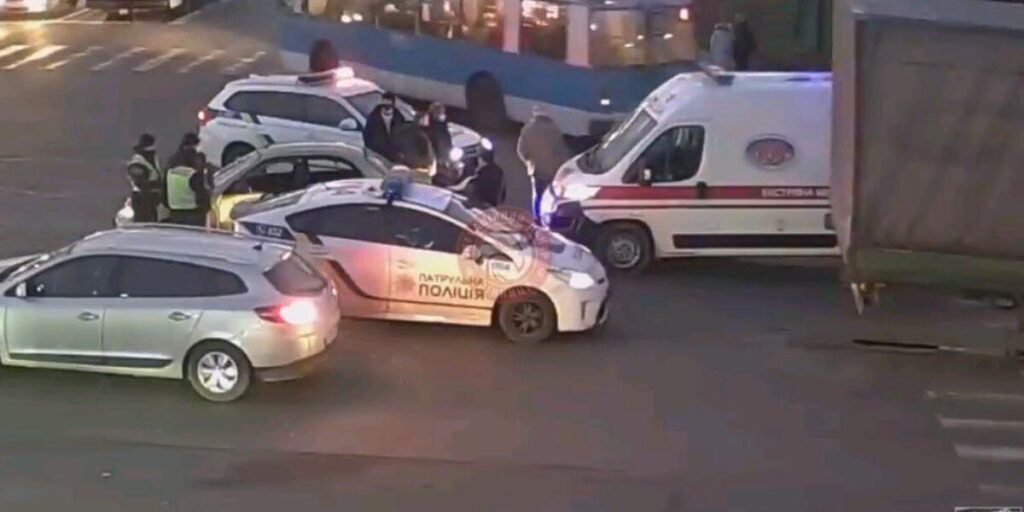 На Немирівському шосе вантажівка в’їхала у Daewoo: постраждав малолітній пасажир легковика