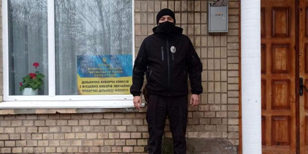 Поліцейські Вінниччини слідкують за правопорядком під час другого туру виборів