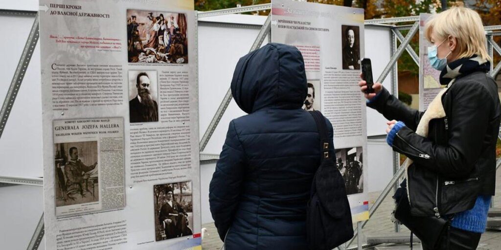 На Європейській площі триває виставка до 100-річчя Варшавської битви