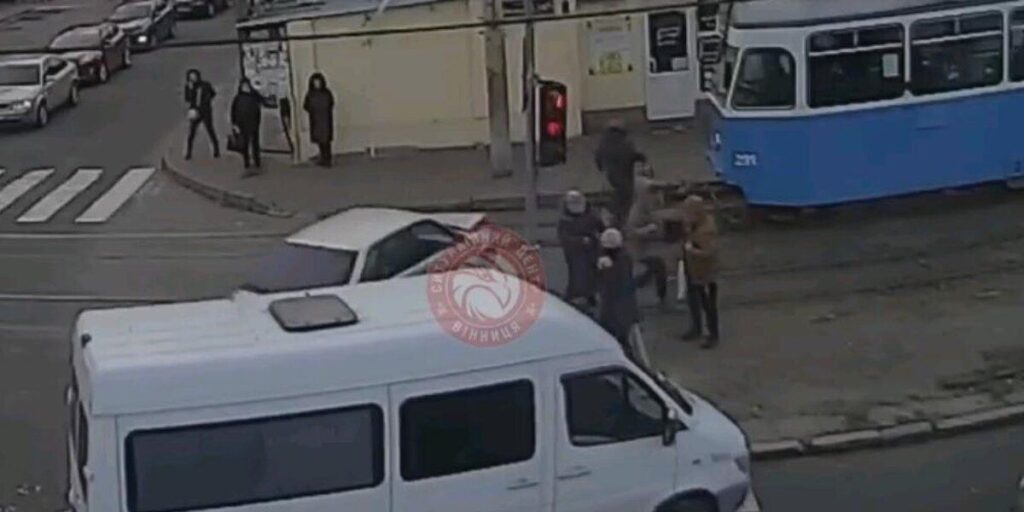 На Вишеньці водій Nissan після зіткнення з іншим авто виїхав на тротуар та ледь не збив пішоходів