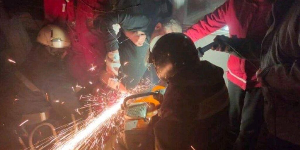 У Вінниці рятувальники «вирізали» чоловіка, який впав на металевий паркан