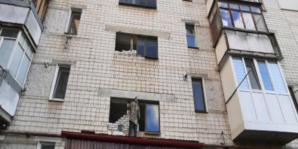 У Вінниці продовжують замінювати вікна у під’їздах багатоквартирних будинків