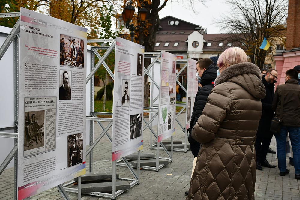 На Європейській площі  триває виставка до 100-річчя Варшавської битви