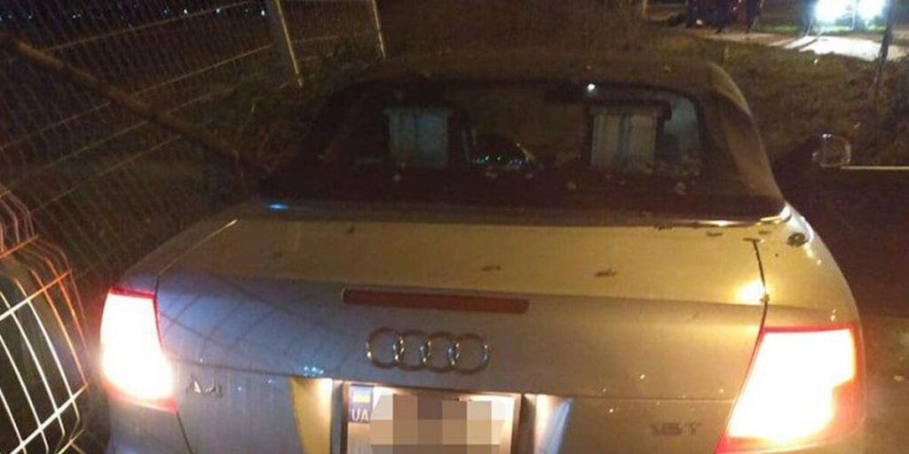 На Келецькій водій за кермом Audi протаранив авто, в’їхав у паркан та «зніс» два дерева