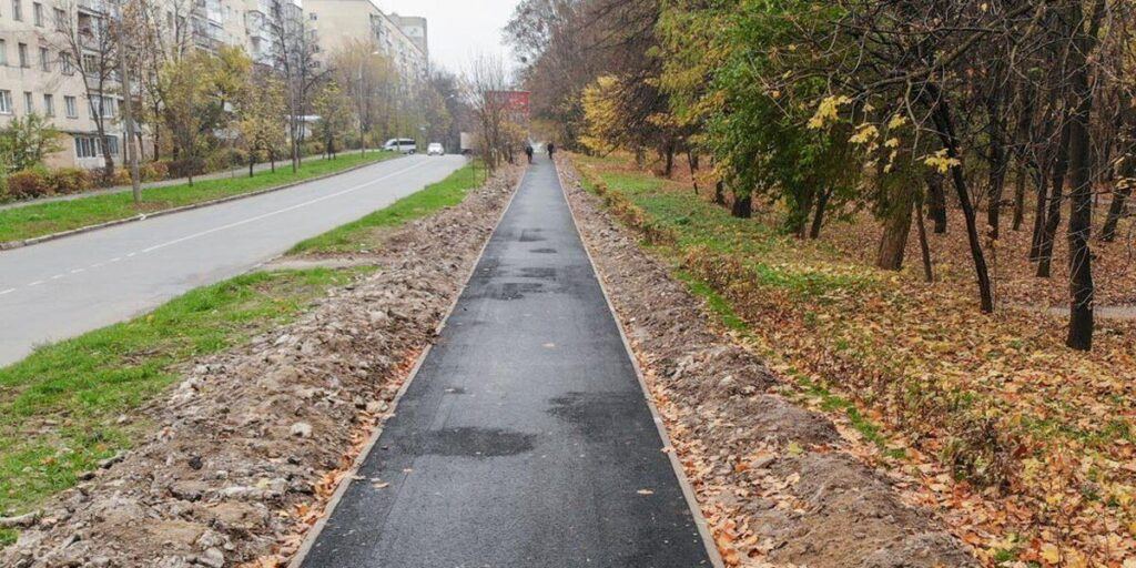 У Вінниці продовжують облаштовувати тротуар вздовж парку Дружби народів