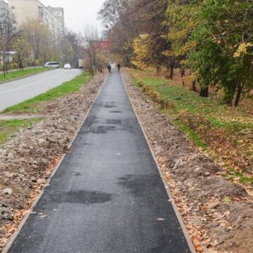 У Вінниці продовжують облаштовувати тротуар вздовж парку Дружби народів