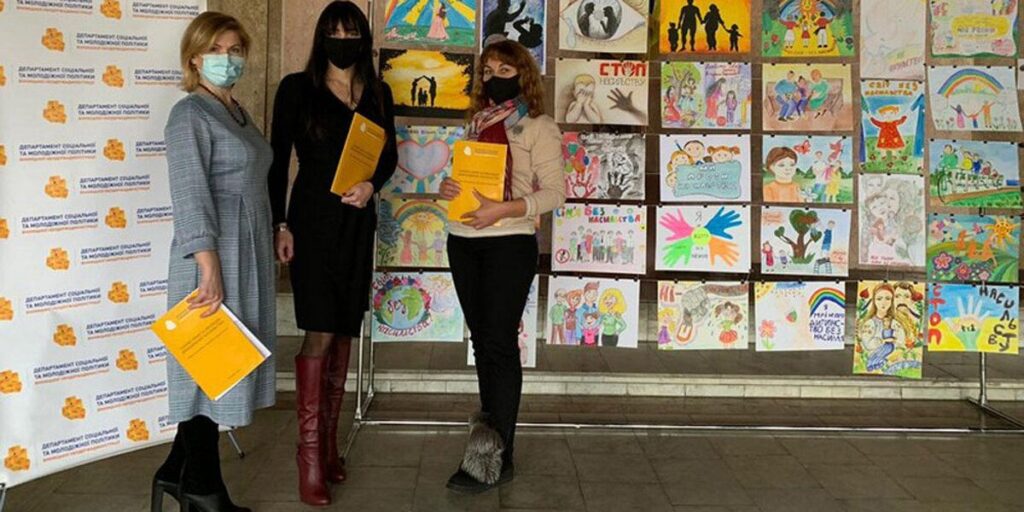 На Вінниччині презентували виставку дитячих малюнків «Моя родина вільна від насильства»