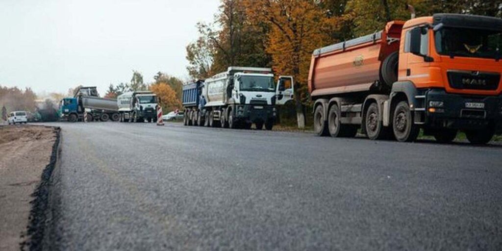 Дорожники Вінниччини влаштовують верхній шар на автодорозі М-12