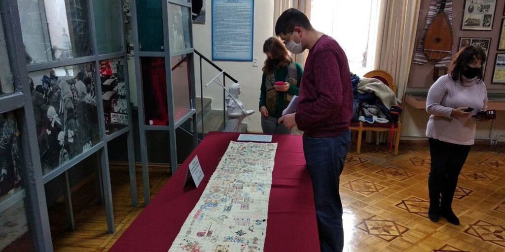 У Вінниці презентували рушник, вишитий українками у сталінських таборах