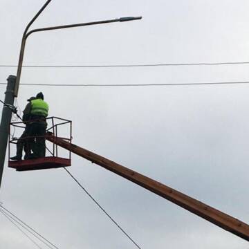 У Калинівці триває заміна пошкоджених вуличних ліхтарів