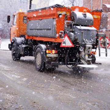 Перший сніг у місті розчищають 400 двірників
