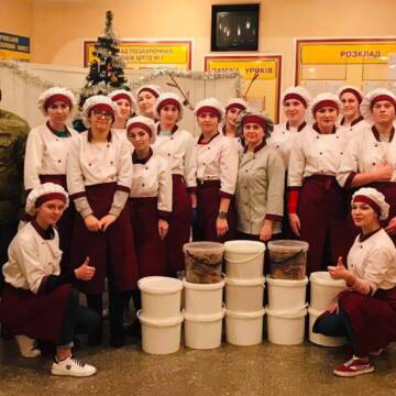 Українським військовим вінницькі учні приготували деруни та вареники