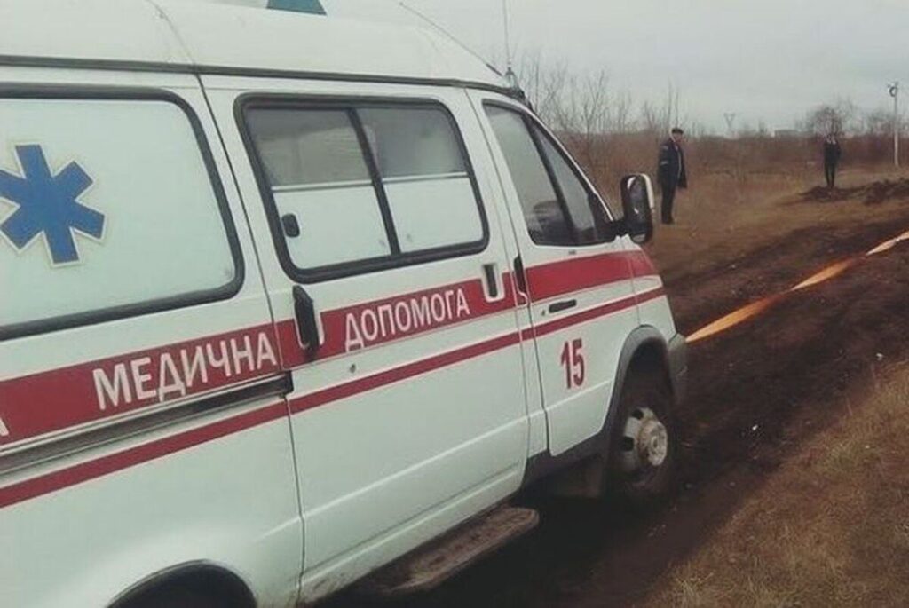 В селі на Вінниччині у болоті застрягла “швидка”