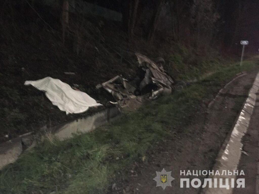 У Гайсинському районі у пасажирський автобус врізався легковик. Загинув юний пасажир