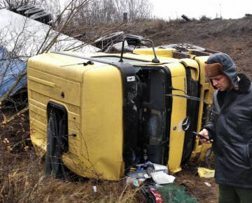 У Ладижині рятувальники врятували життя водія, який застряг у перекинутій вантажівці