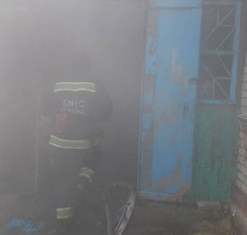 У Могилів-Подільському районі рятувальники героїчно витягли з палаючої кімнати чоловіка