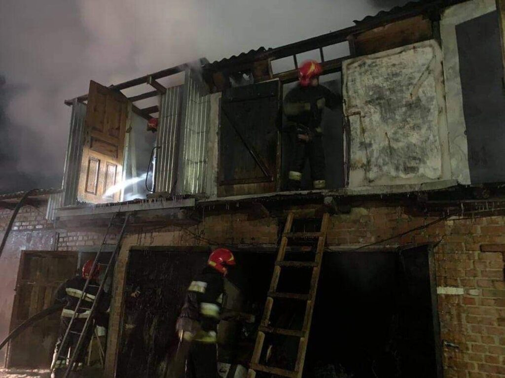 У Стрижавці біля палаючих гаражів загинув чоловік