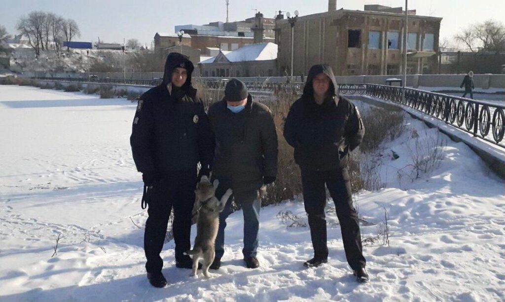 Поліцейські героїчно врятували з-під криги чоловіка з собачкою