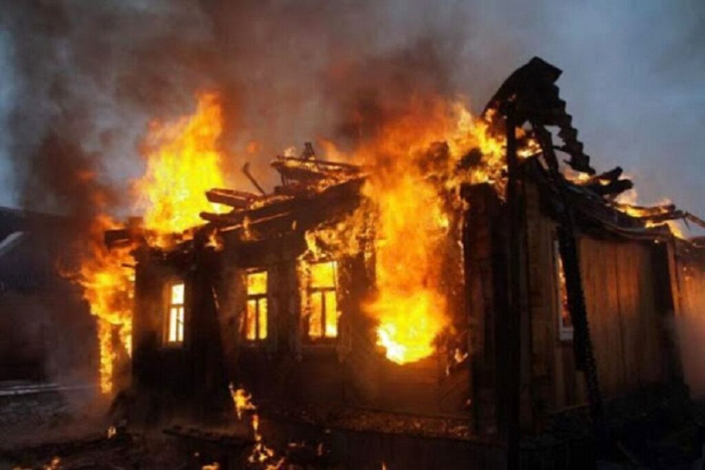 Хотіли погрітися: на Вінниччині понад годину рятували будинок від пожежі