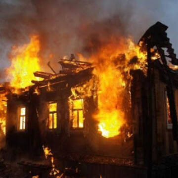 Хотіли погрітися: на Вінниччині понад годину рятували будинок від пожежі