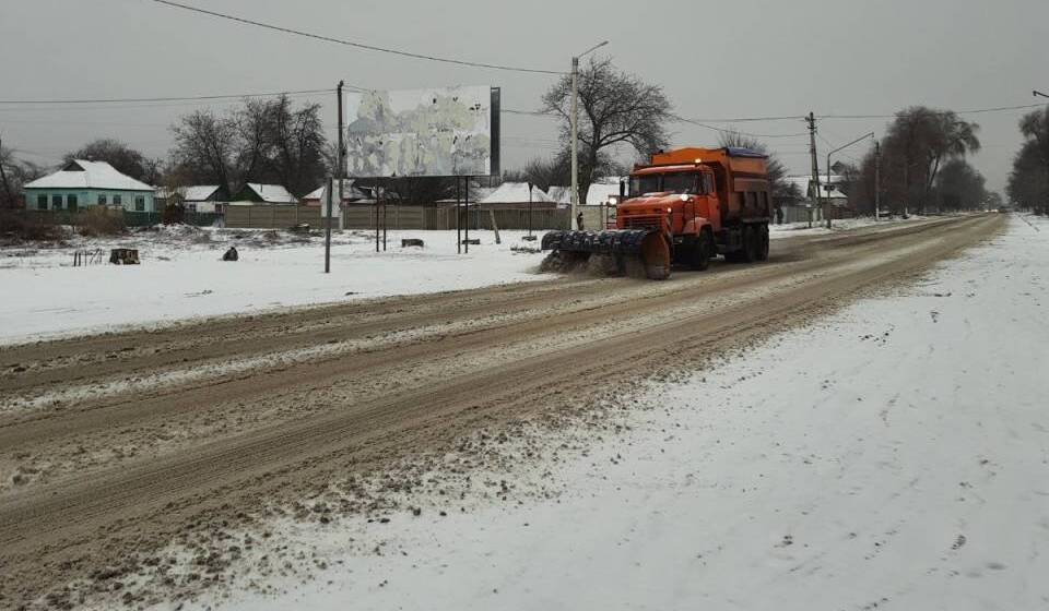 Сніг на Вінниччині розчищають  170 дорожніх автомобілів