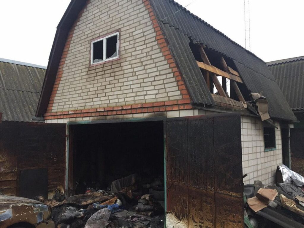 Вогонь на Вінниччині знищив гараж з автівкою