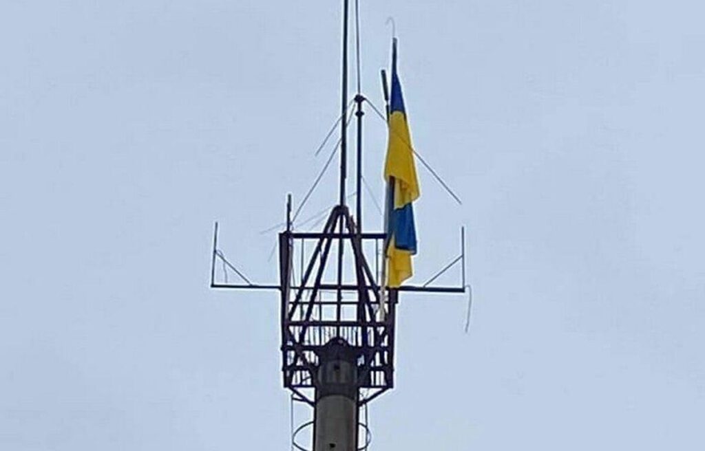 Вінничанин вибрався на вершину 25-метрової вишки у Луганську, щоб повісити прапор України