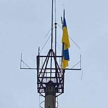 Вінничанин вибрався на вершину 25-метрової вишки у Луганську, щоб повісити прапор України
