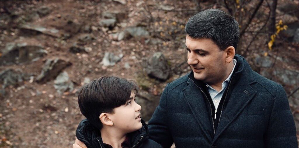 Нехай в ці світлі дні наші серця наповнює любов до людей, до життя і до України Гройсман