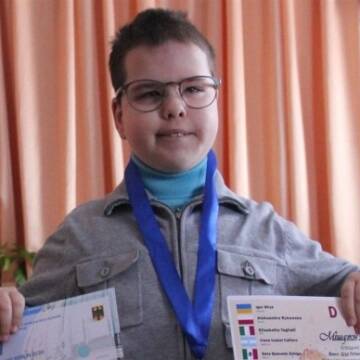 Незрячий школяр став переможцем міжнародних пісенних конкурсів