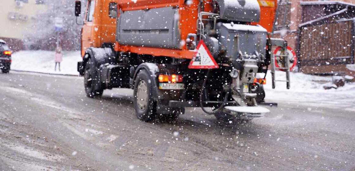 Українські дороги замело снігом: у Вінниці налагодити дієву систему прибирання вулиць