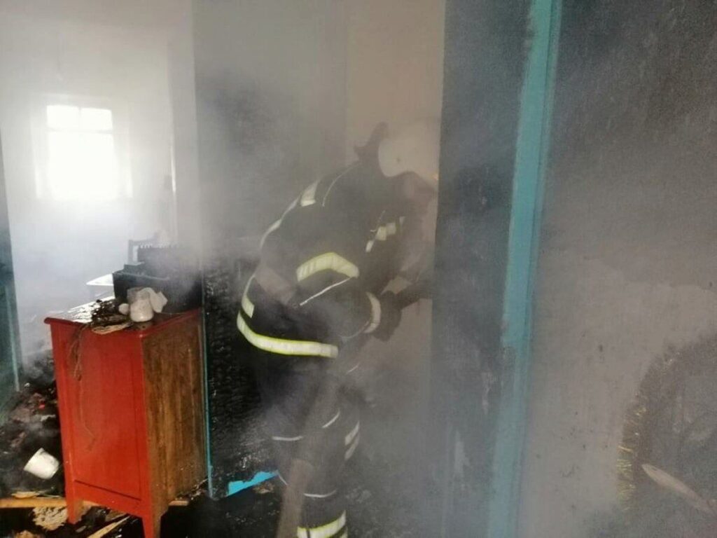 У Хмельницькому районі чоловік ледь не згорів в будинку через коротке замикання