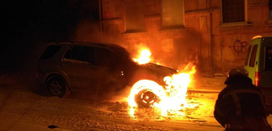 На Вінниччині вночі згорілі дві автівки